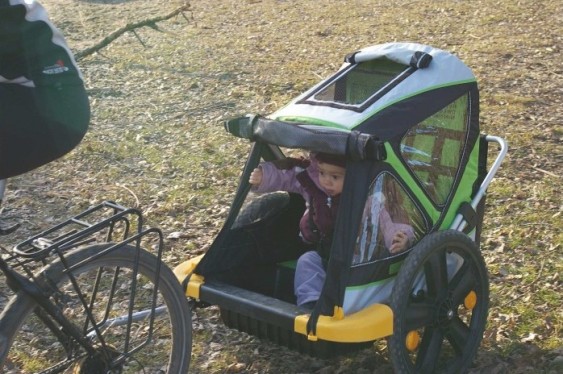 Carrinho infantil rebocado por bicicleta