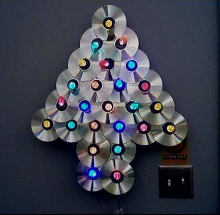 Reciclagem: árvore de Natal iluminada