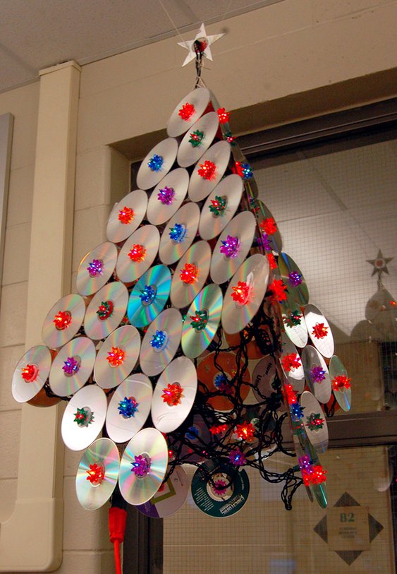 Árvore de Natal com CDs velhos